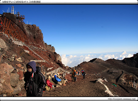 富士山最高峰「剣ケ峰」に続く道
